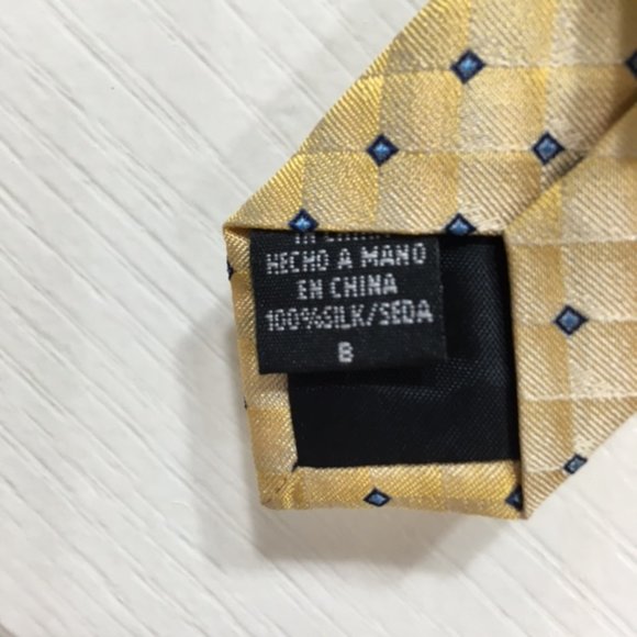 "NWOT" Claiborne, 100% silk, Yellow/Navy blue, Men’s Tie - Picture 7 of 9